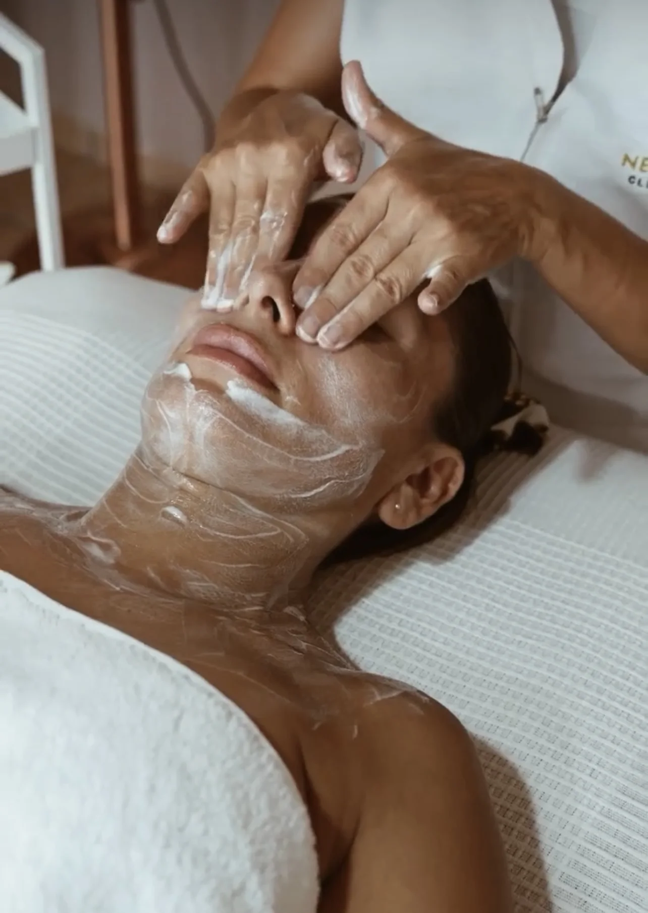 Mujer en tratamiento facial